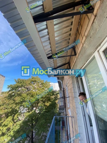 Крыша на балконе в Пушкино монтаж и ремонт по выгодной цене от МосБалкон