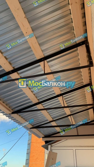 Крыша на балконе в Пушкино монтаж и ремонт по выгодной цене от МосБалкон